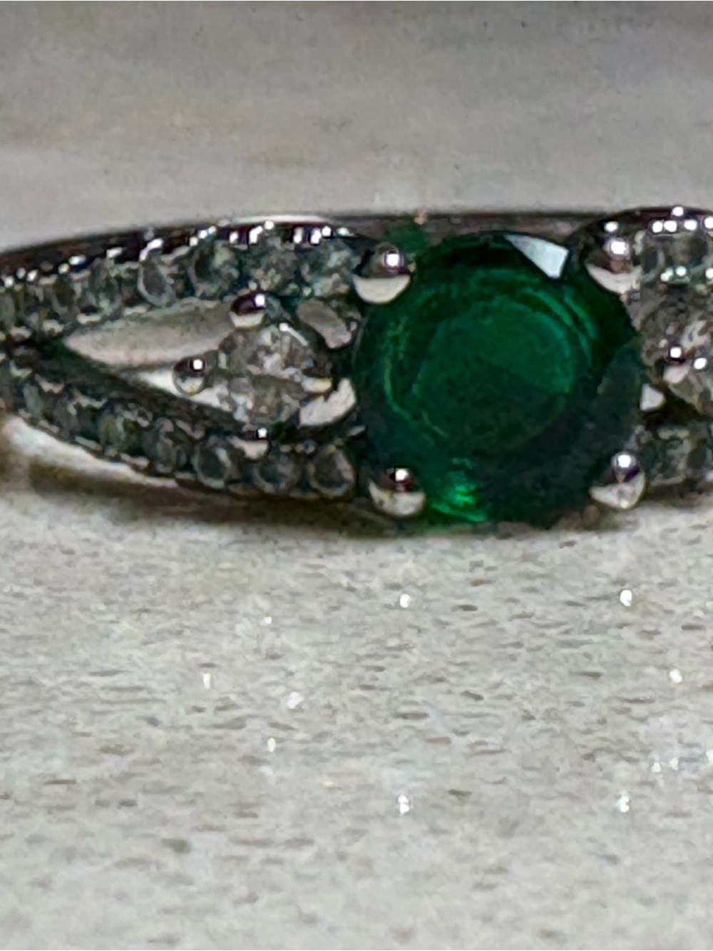 K 23 Emerald Green Round CZ Split Shank Ring. Size 7